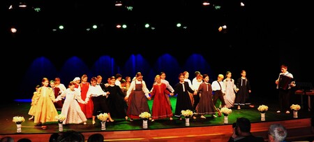 Otroška folklorna skupina Davorin Jenko Cerklje je zaplesala  Z račkami u vas